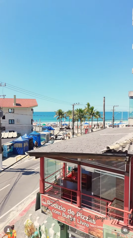 Fachada do restaurante Genuíno's, em Ingleses, Florianópolis, com vista para a praia