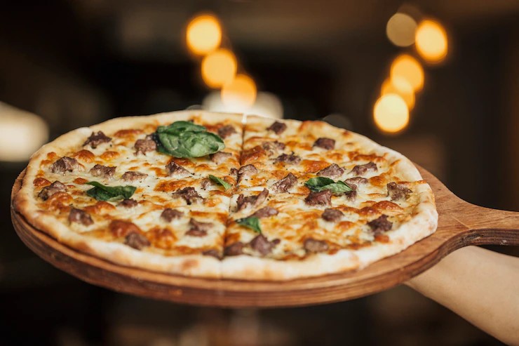 Pizza artesanal saindo do forno